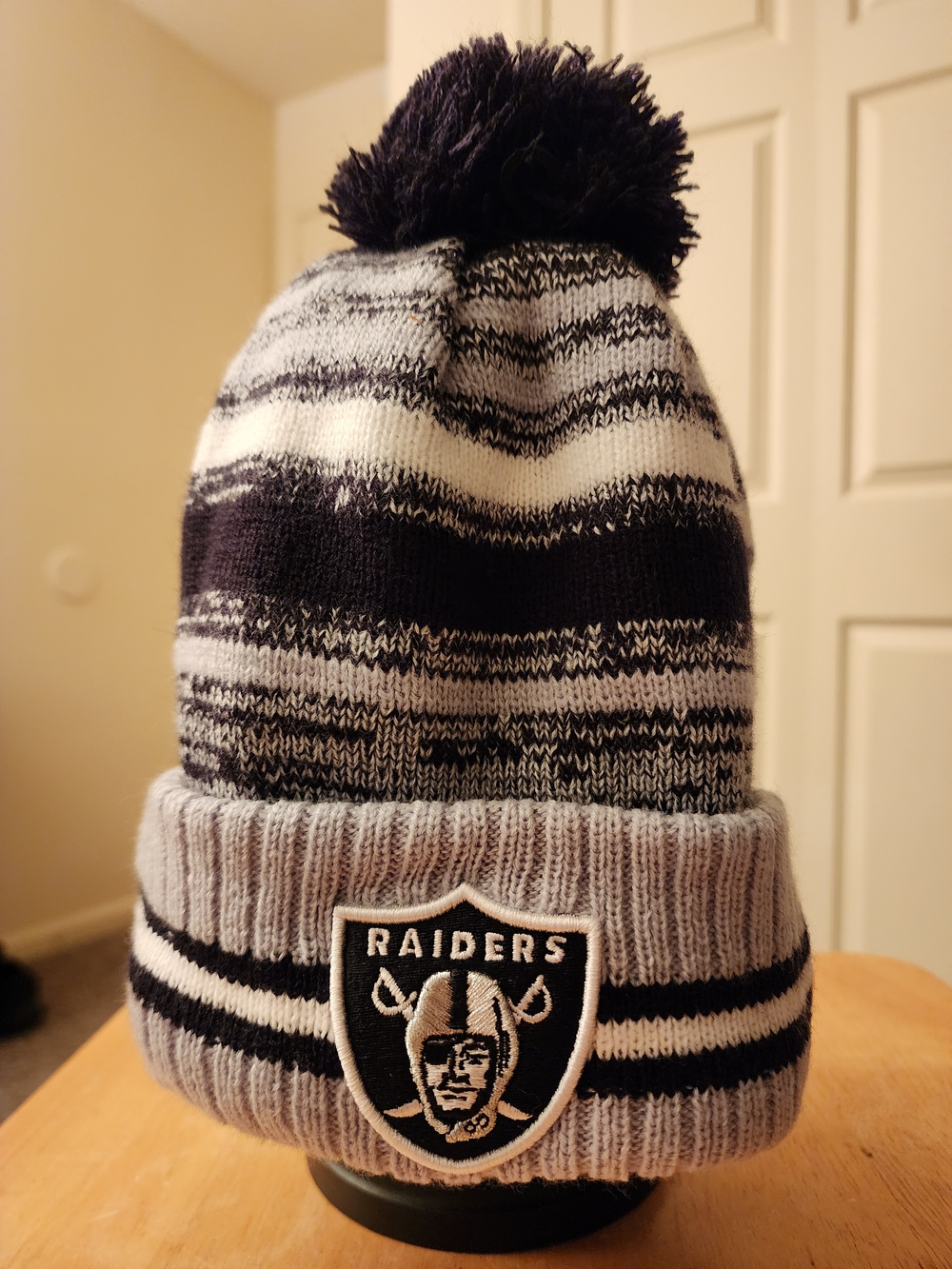 New Era Las Vegas Raiders Cuffed Knit Beanie with Pom Black/Gray with Team Logo